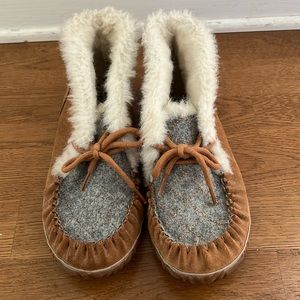 Sorel Slippers Moccasin Style. Size 8.